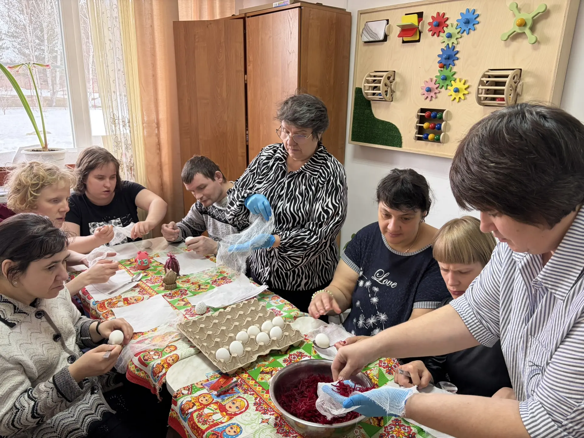 В преддверии праздника Светлой Пасхи у нас прошёл увлекательный мастер-класс по окрашив...
