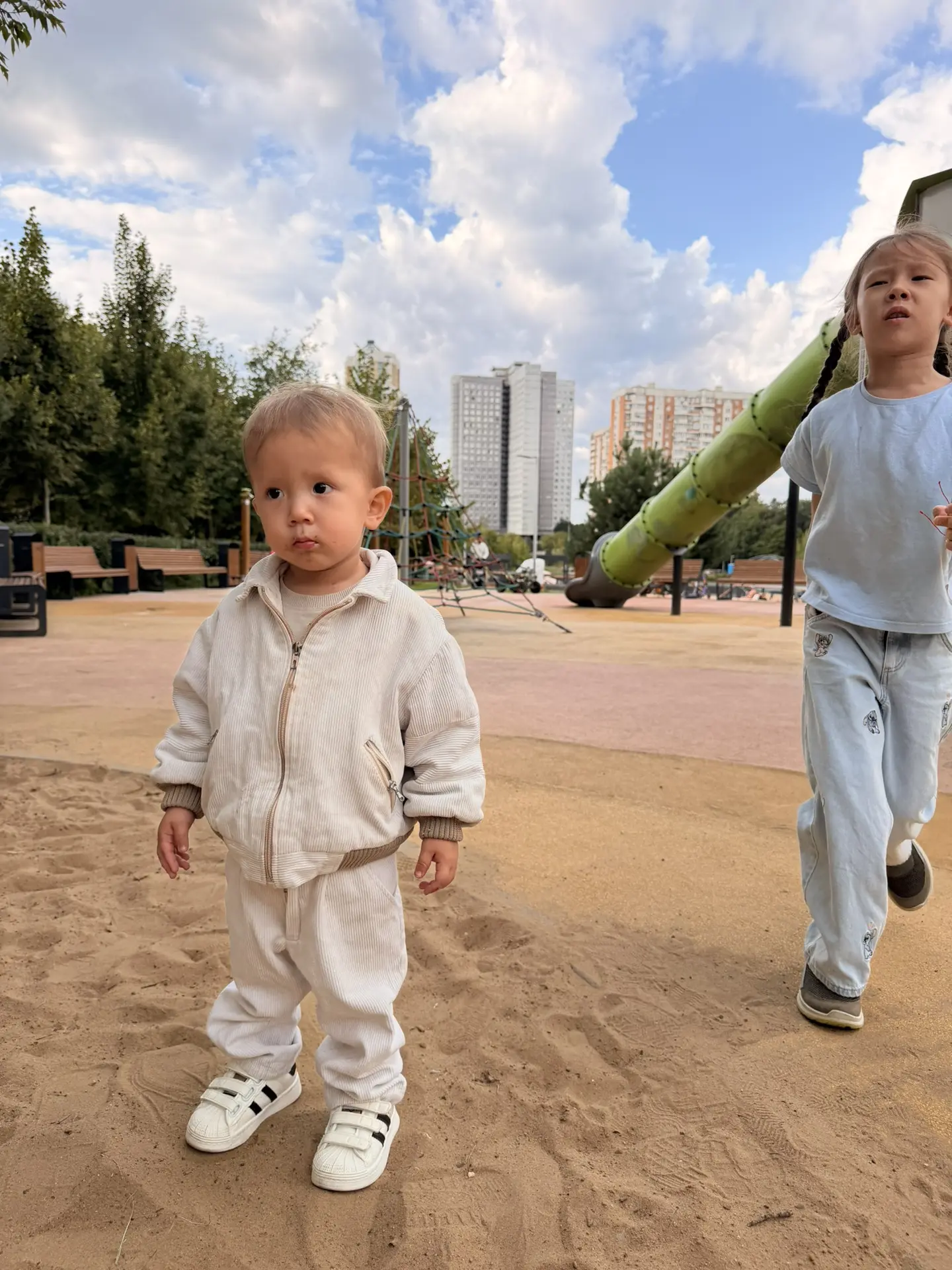 Это Макса костюм , который ему покупала еще свекровь ! Немецкий вельвет . Ну так качест...