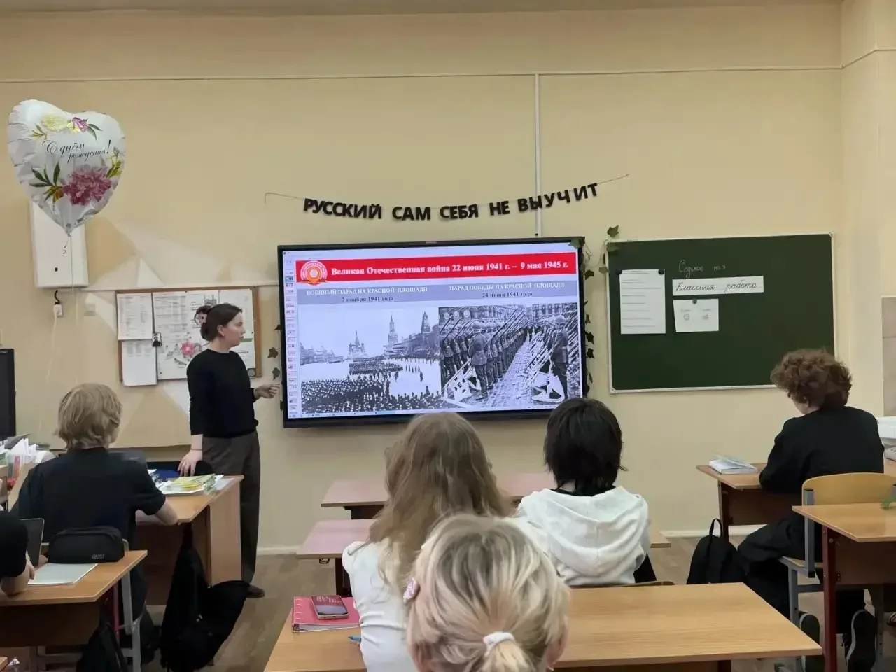 🕯 В нашей школе прошли Уроки мужества, посвящённые народному ополчению Москвы — людям, которые в 194