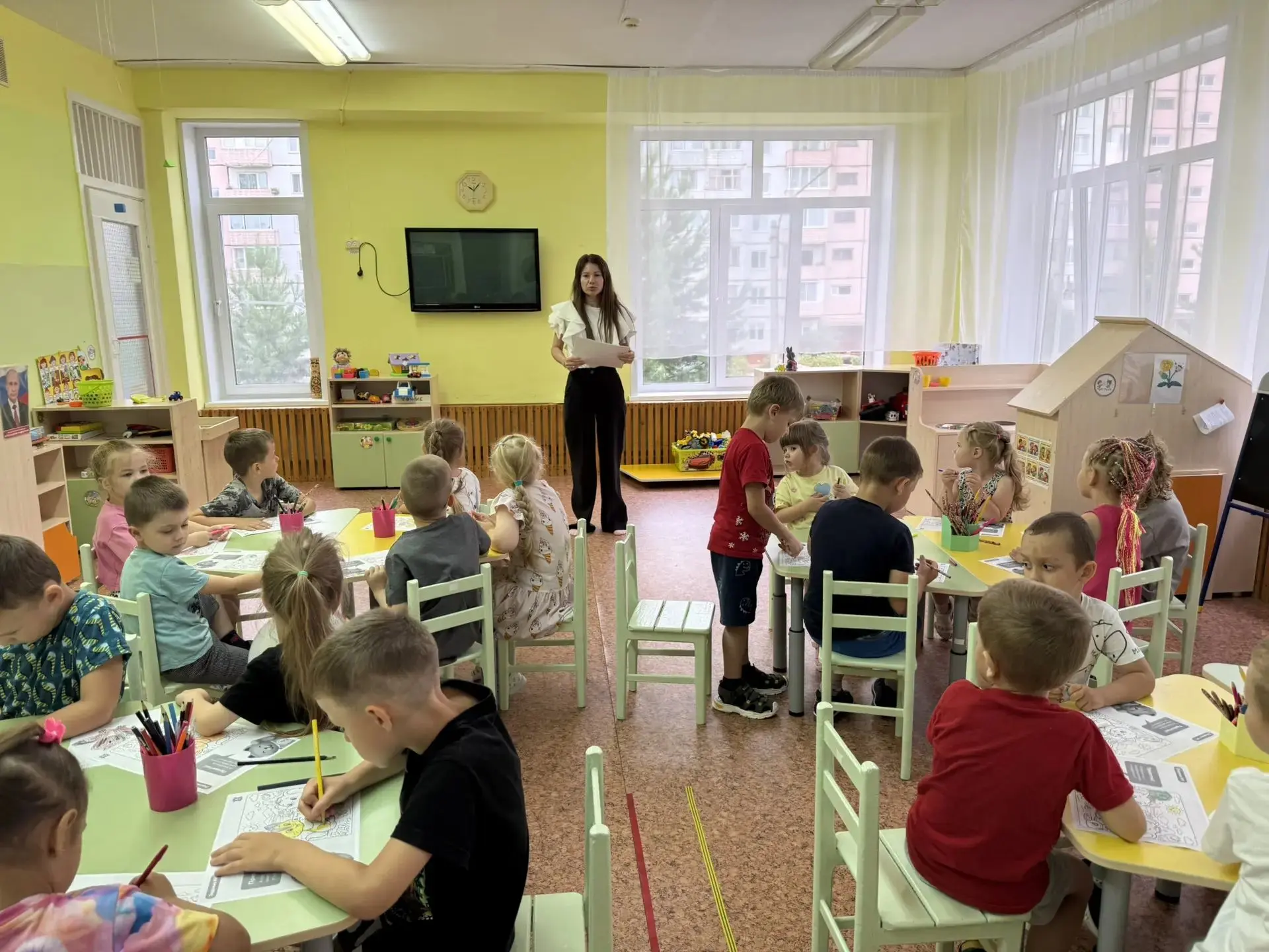 Сегодня у нас прошло увлекательное занятие по финансовой грамотности. В гости к ребятам приходил сот