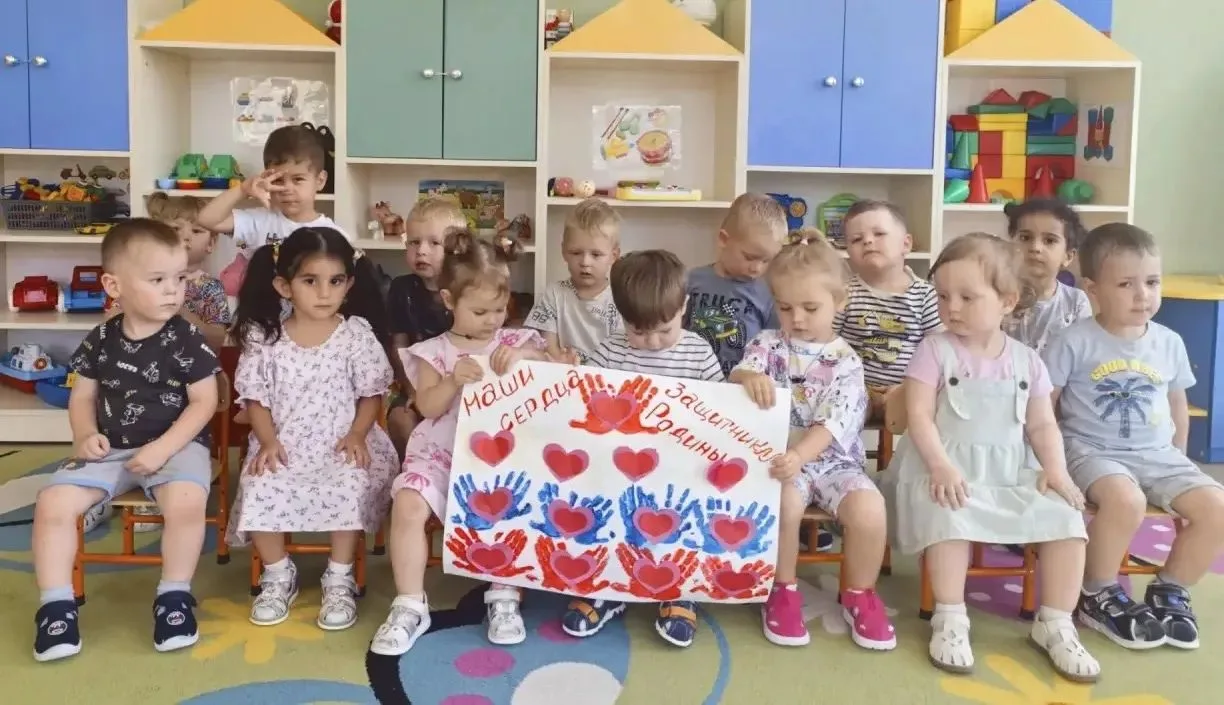 Малыши из УДК № 6 приняли участие в коллективной работе «Наши сердца — защитникам Родины». 🤍💙❤️ 

