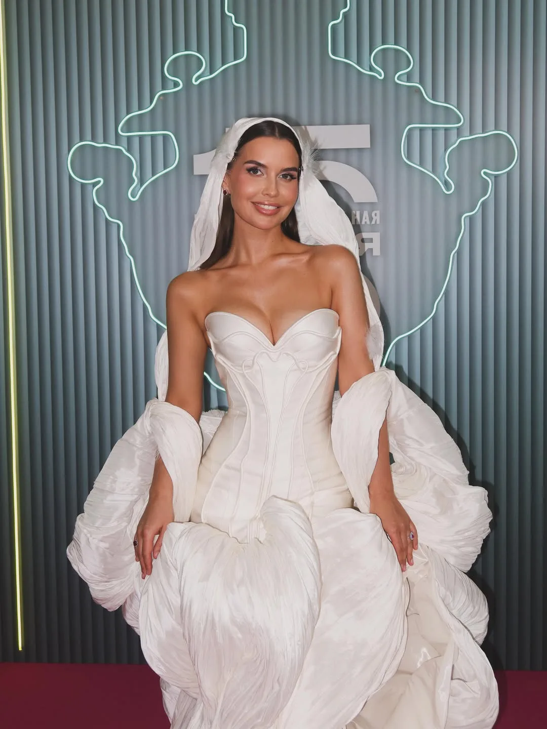 Образ дня: Татьяна Куртукова в атласном платье свадебного бренда Rara Couture на премии РУ.ТВ. Не са