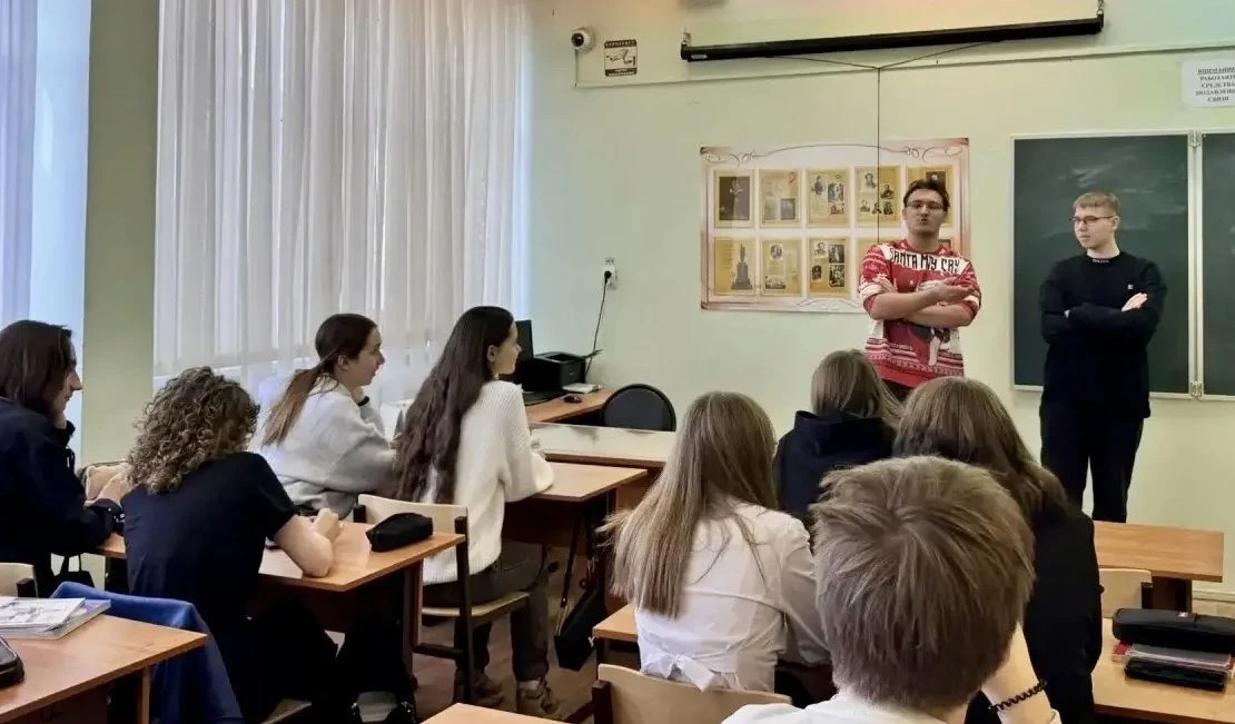 🎒 В школах округа проходит Всероссийская акция «100 баллов для Победы»  📚 Ученики 11‑го класса наших