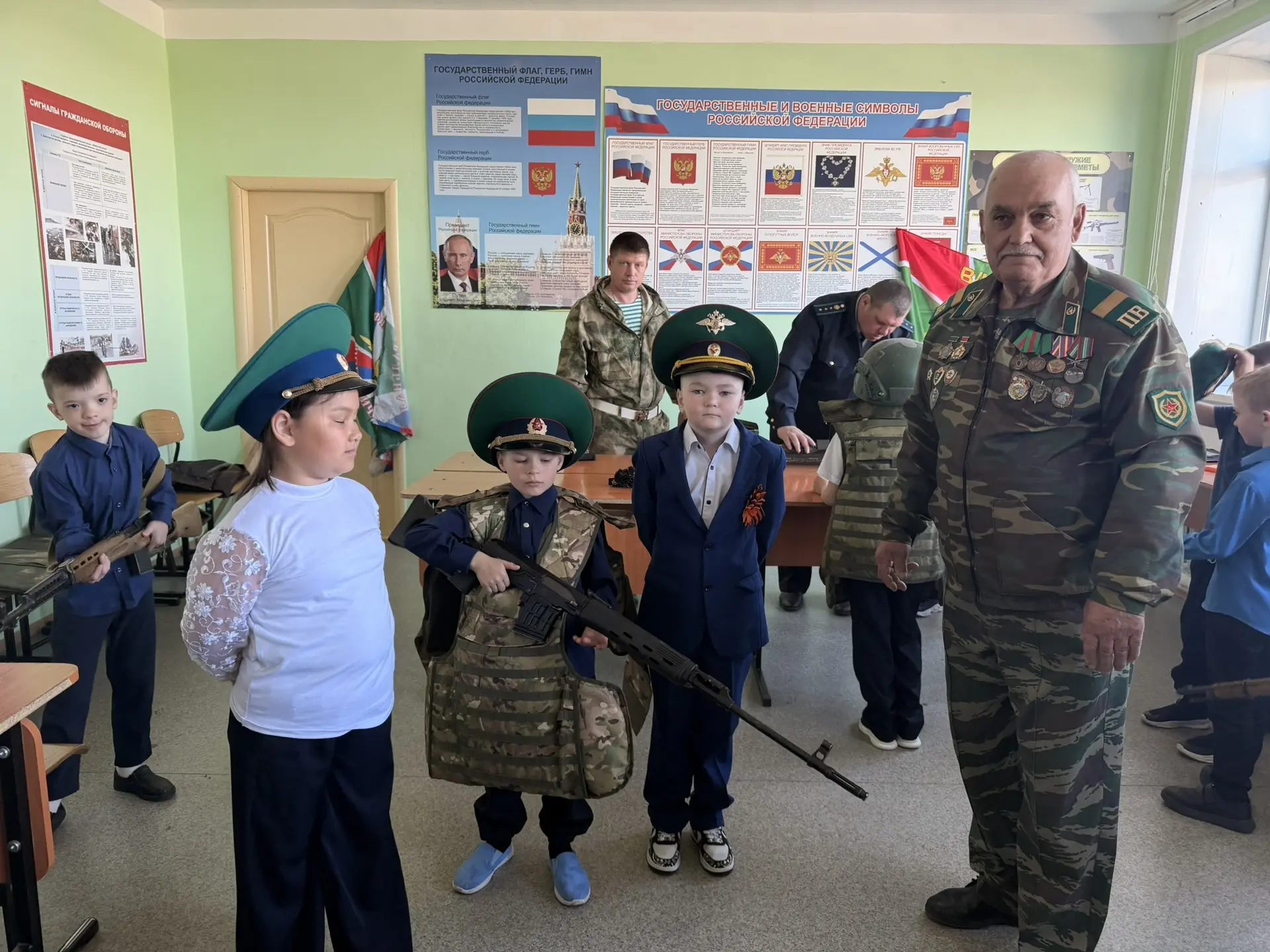 🛡️ В Бердюжской школе продолжается выставка вооружения и экипировки, организованная местным отделени