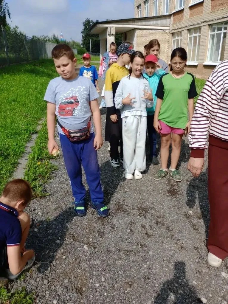 Утро в лагере началось с зарядки 🏃‍♀️, где, почти каждый, попробовал себя в роли тренера. 
Обязател