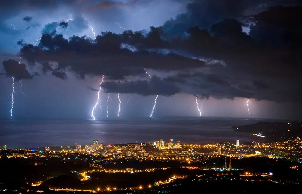 В Сочи прогнозируются ливни с грозами

⛈️По информации метеорологов, утром и днем 19 июня ожидается 