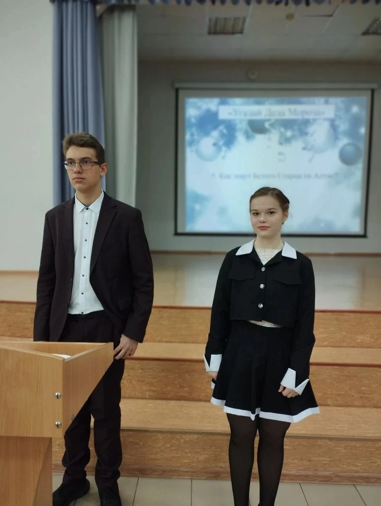 💥 Сегодня на первый урок "Разговоров о важном" к нам в школу заглянули Дед Мороз и Снегурочка🎅  Они 