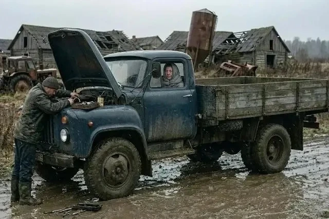 ПОСЛЕ ТОЙ ДОРОГИ
Живёт у нас Ольга Ивановна. Женщина видная, строгая. Взгляд — что мороз крещенский,
