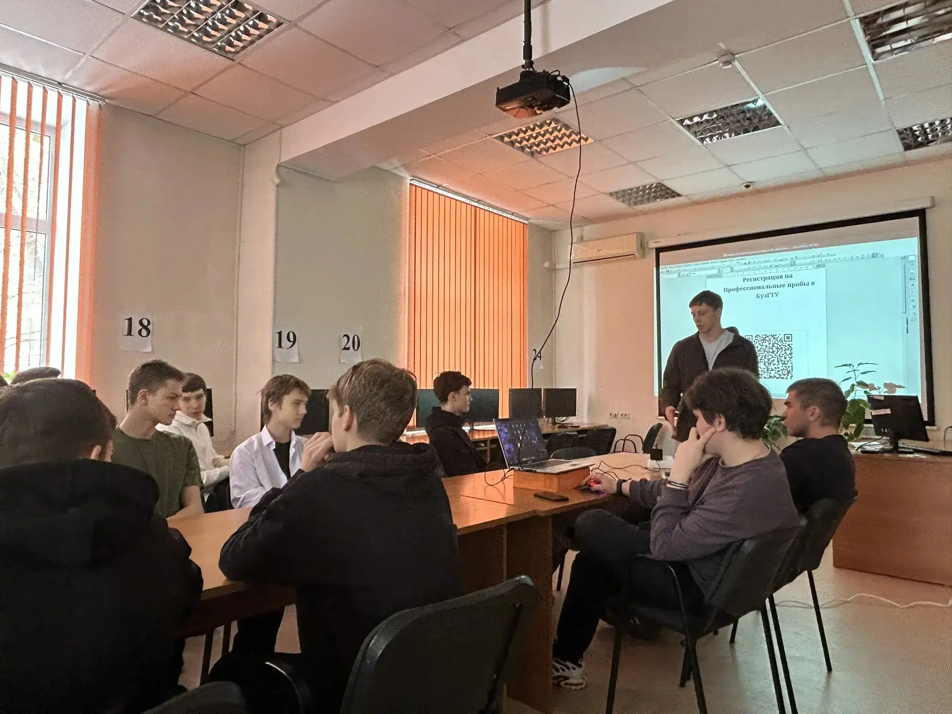 Сегодня ребята 9 "Е"класса побывали на профессиональном мастер-классе на кафедре «Информационной без