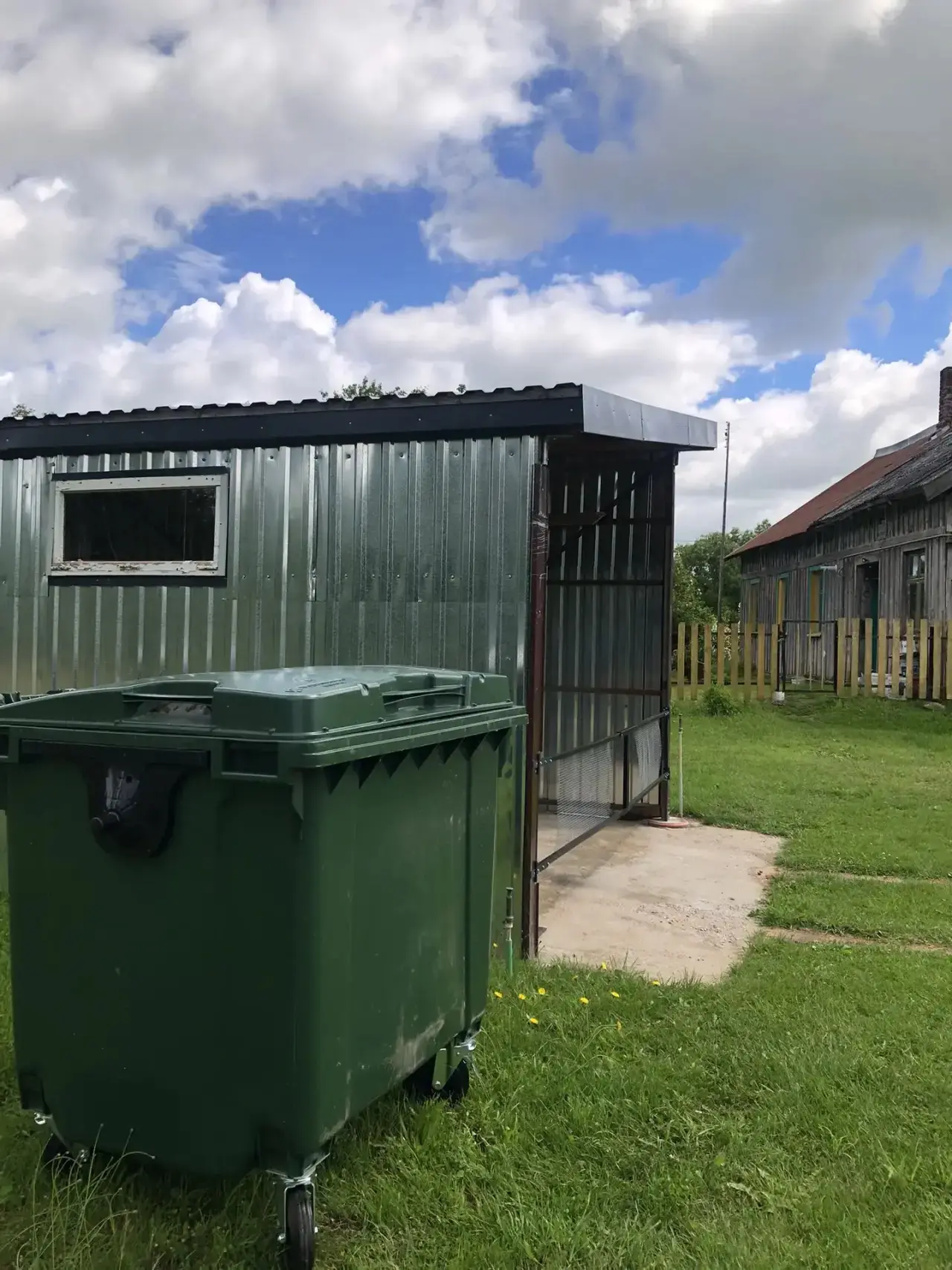 ♻️Установлен новый мусорный контейнер в поселке Приозерье!

По заявлению местного жителя установлен 
