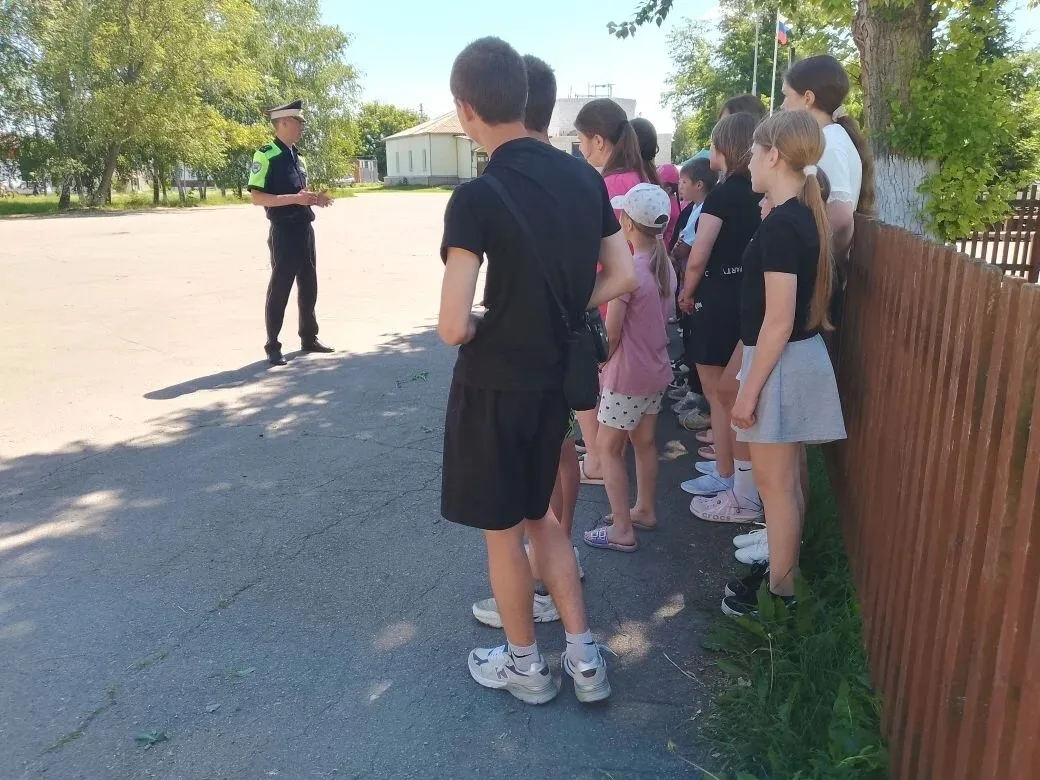 Безопасность на каникулах: в гостях у лагеря инспектор ГИБДД.