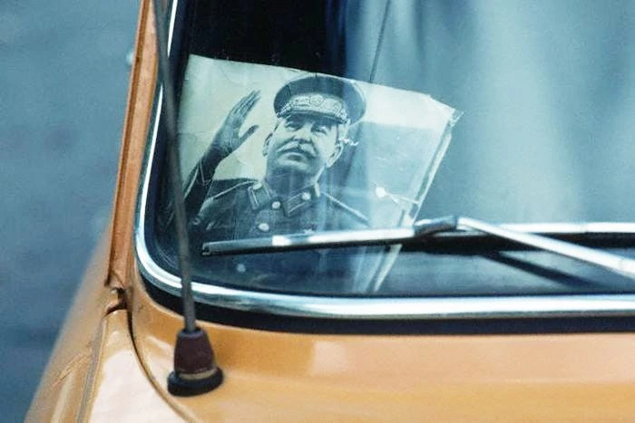 В 1980-е годы портреты Вождя появились во многих машинах. При этом далеко не все владел...
