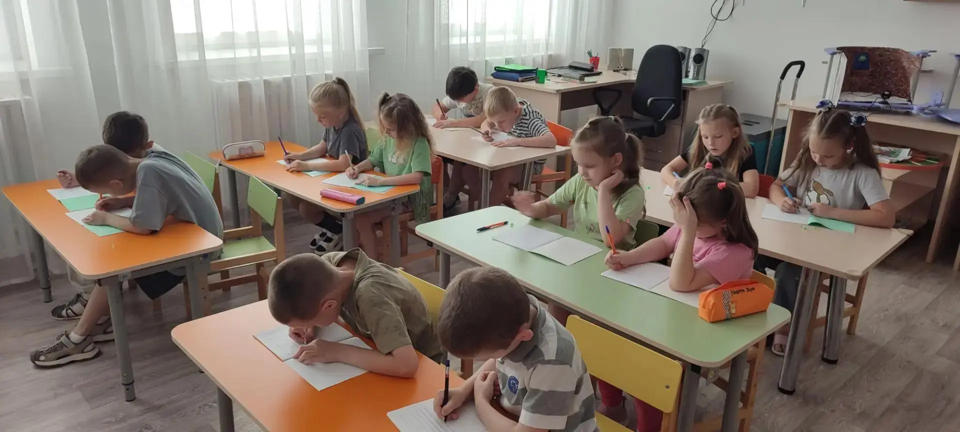 В "Капельке" жизнь кипит! Между шумными играми, весёлыми догонялками и творческими развлечениями реб