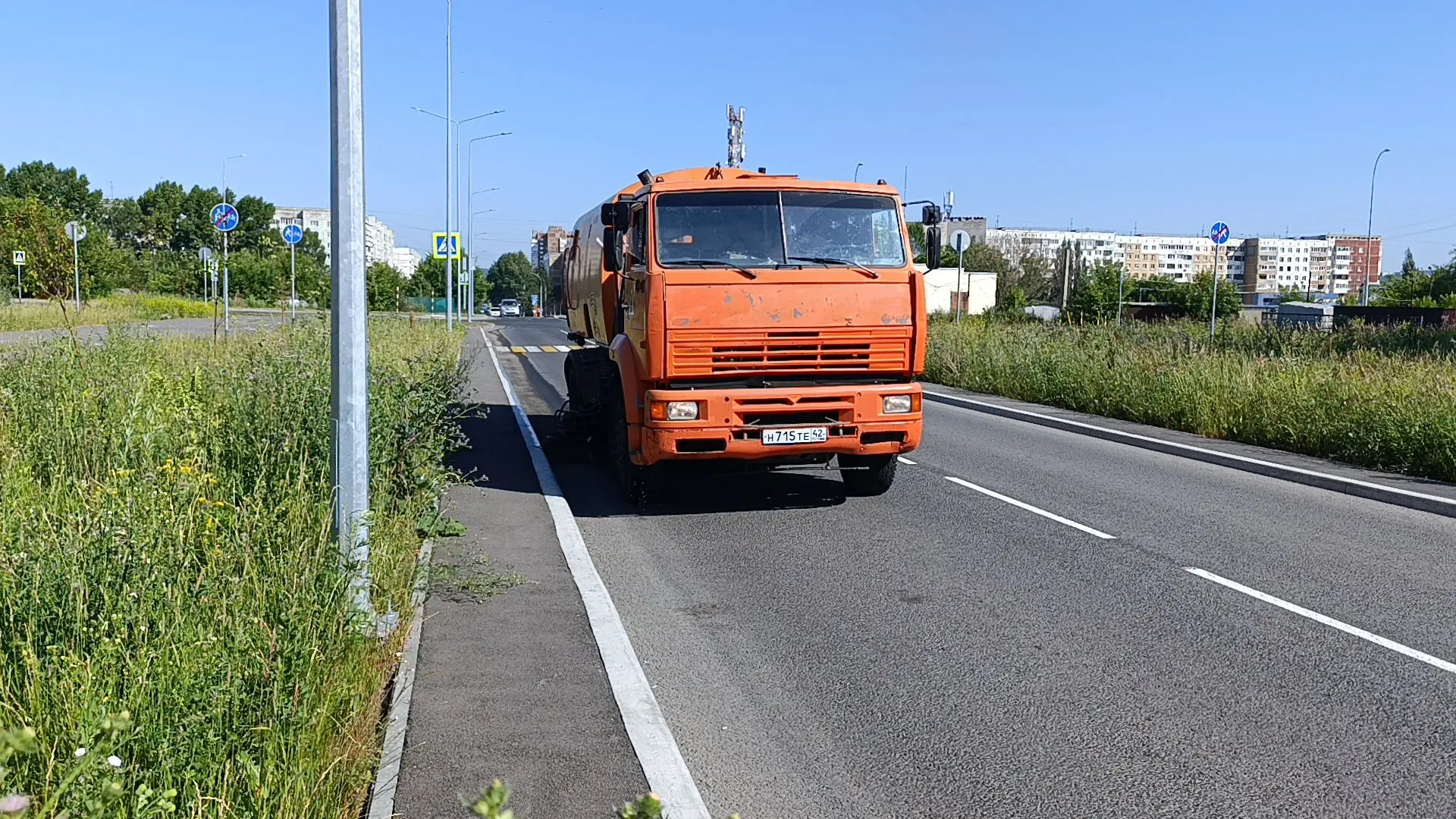 Сегодня 6 июля на уборке дорог города и прилегающих к ним территорий дорожными предприятиями и предп