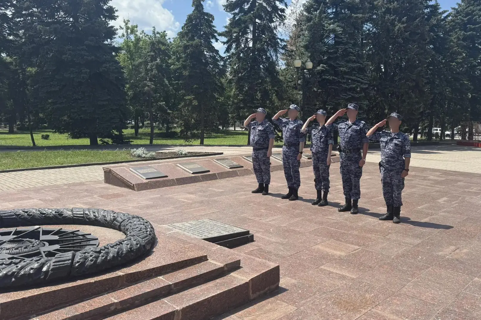 Росгвардейцы почтили память героев Великой Отечественной войны в ДНР

В День памяти и скорби в Шахте