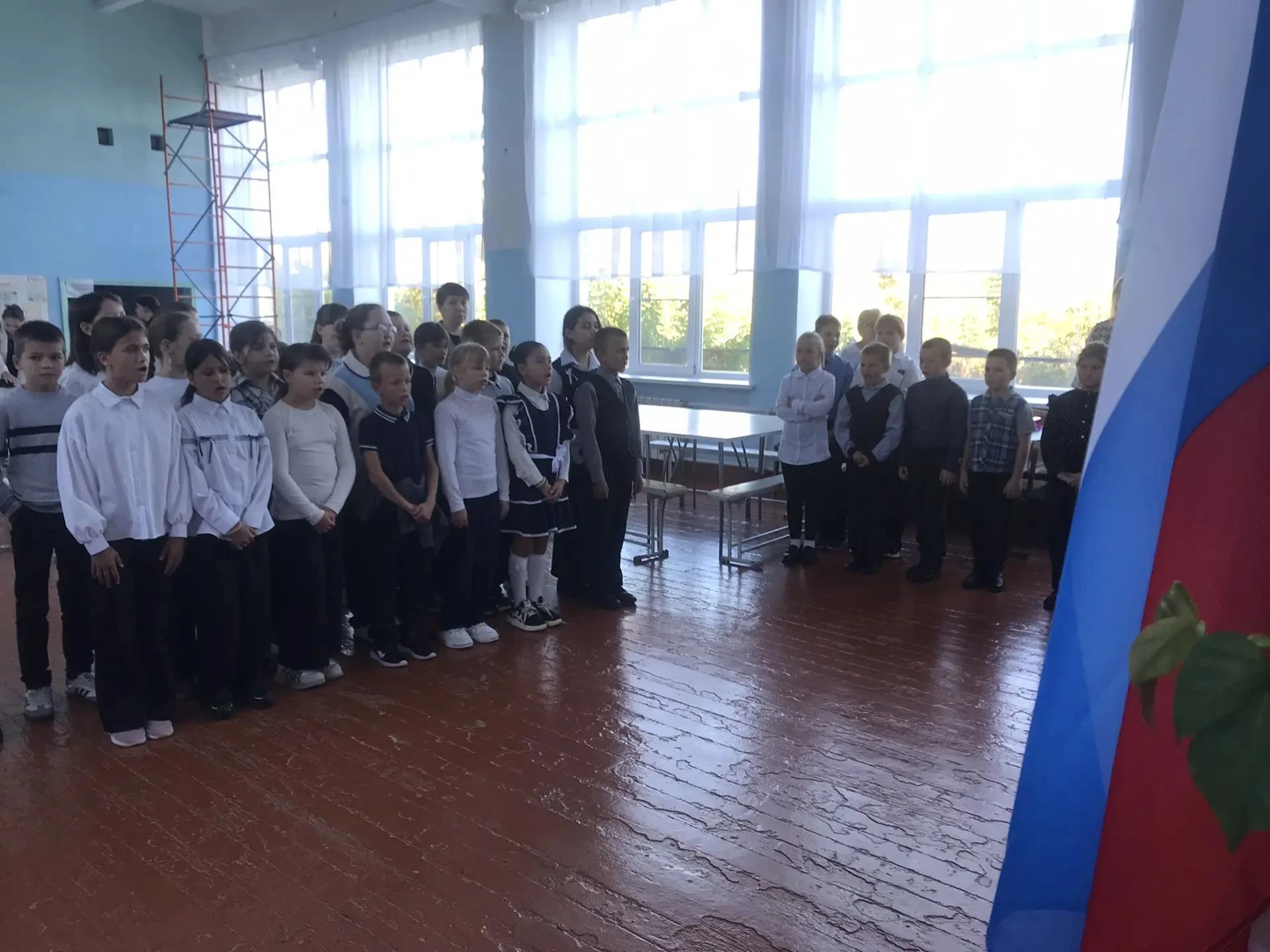 ☀Утро понедельника в нашей школе по традиции началось с торжественной линейки, выноса Г...