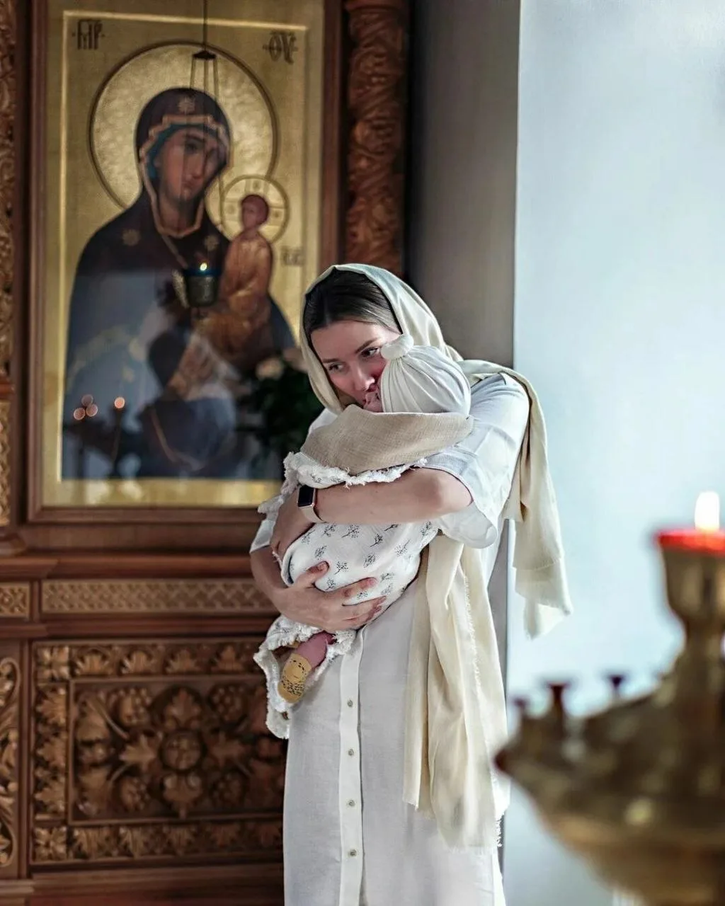 А мать у каждого одна..
Не дай вам Бог увидеть, люди, 
Как та рыдает у окна 
В объятьях одиноких буд