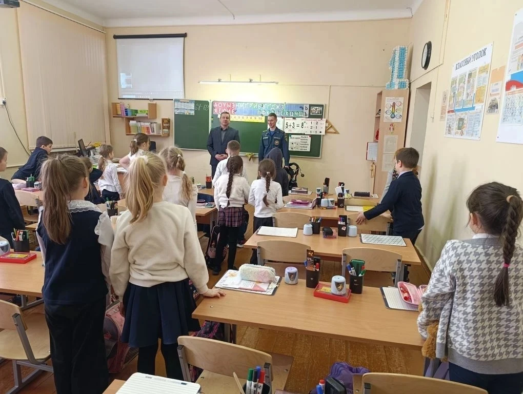 🔥🚒 Сегодня в начальном звене МБОУ "Еткульская СОШ" прошли открытые уроки мужества, которые оставили 