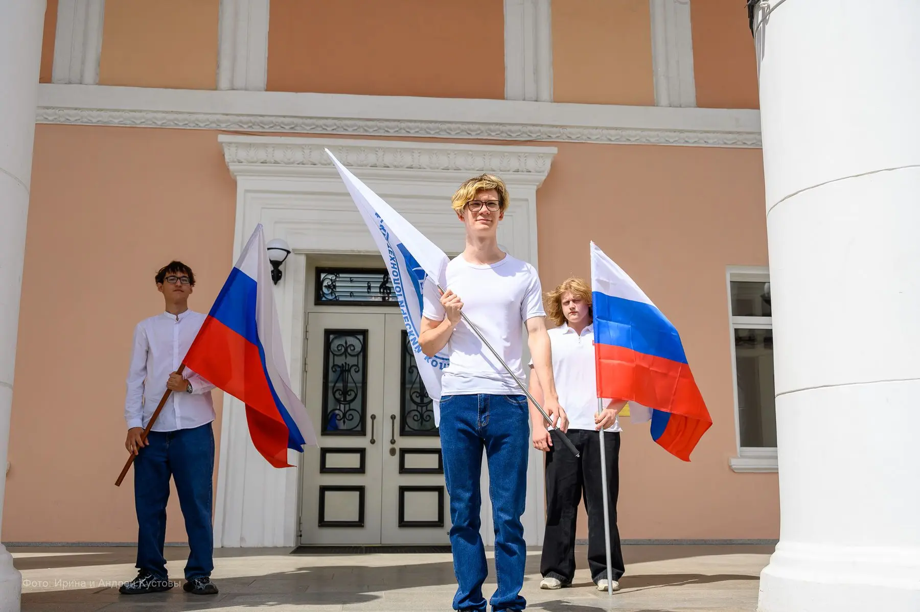 Флэшмоб к Дню России
 На площадке театра оперы и балета студенты и преподаватели Магнитогорского тех