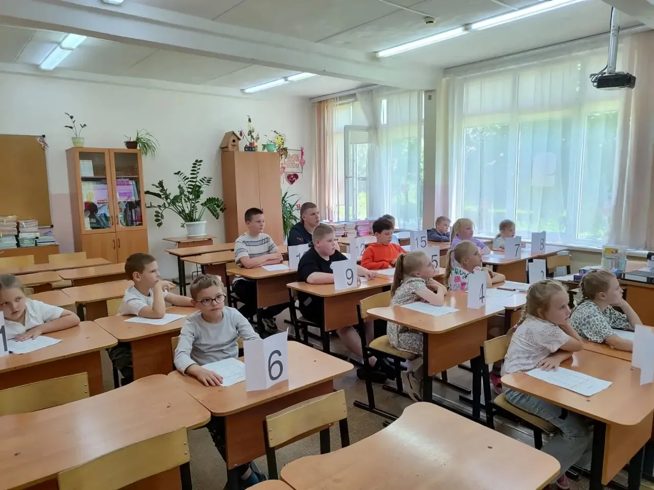 Сегодня в пришкольном лагере прошло третье занятие с носителями китайского языка.

Ребята с большим 