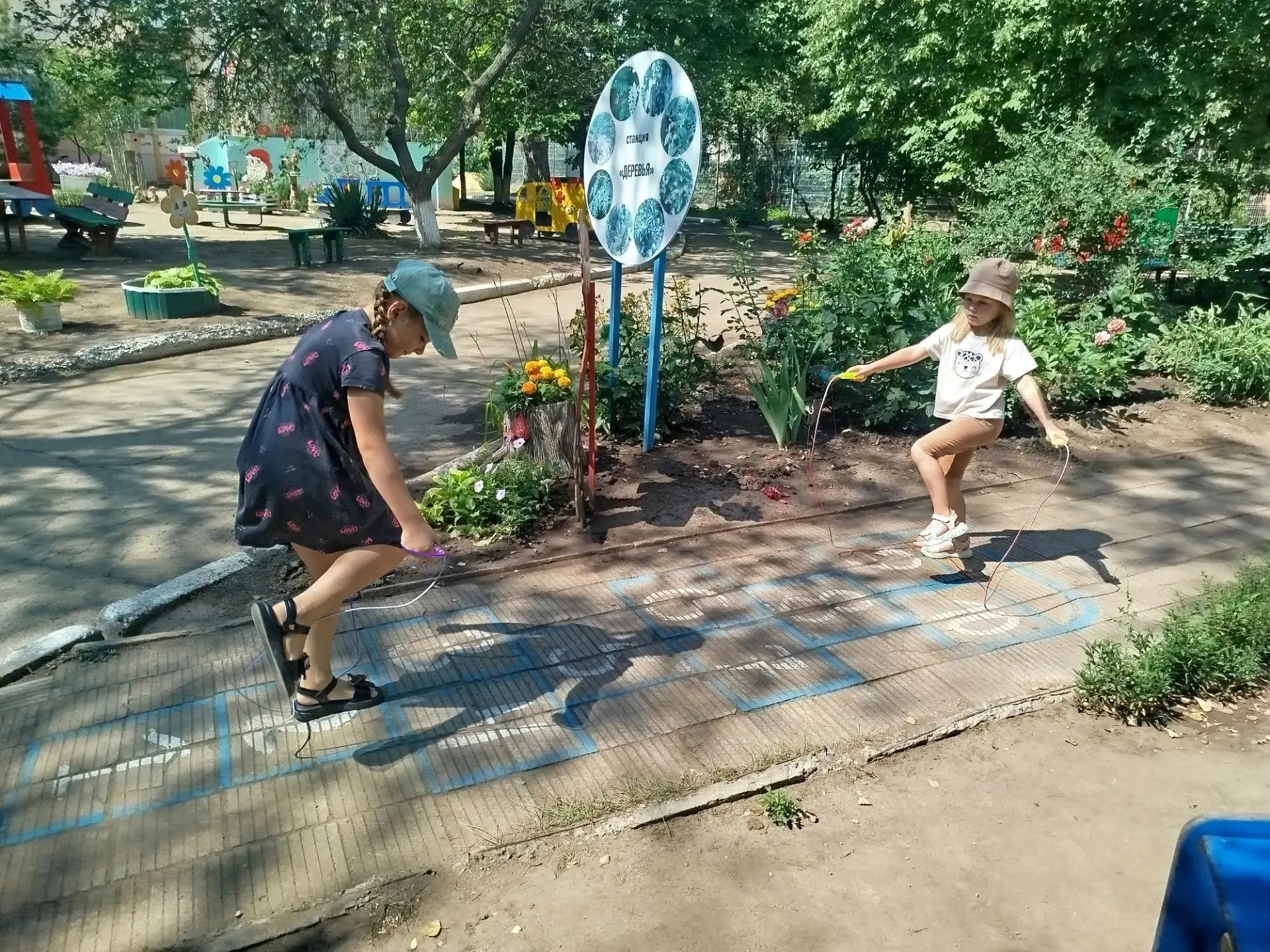 🎉 Подвижные игры на свежем воздухе — любимое занятие наших воспитанников! ☀️На прогулке ребята акти