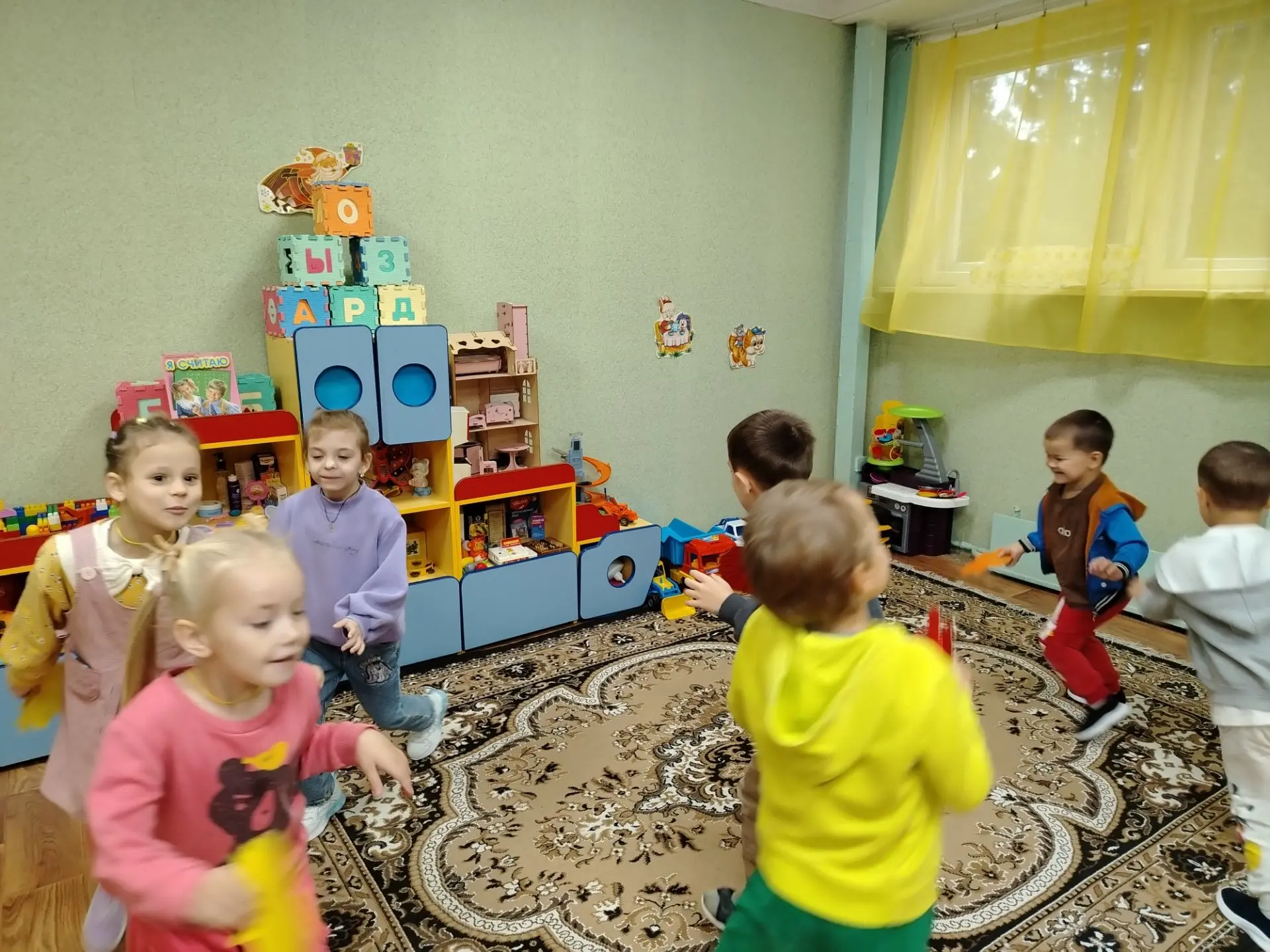 «Листопад! Листопад! Листья по ветру летят!»