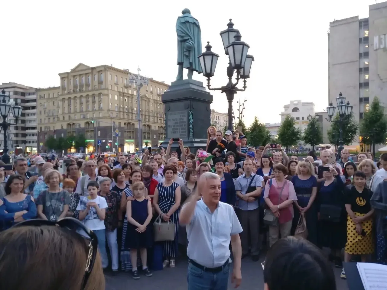 Академический хор МГУ им. М.В. Ломоносова уже много лет 6 июня в 21:00 поёт у памятника...