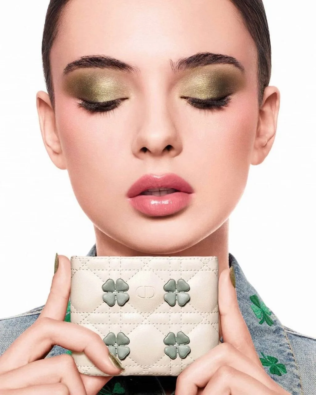 Не знаем, как Dior это делает, но каждая их лимитка заставляет забыть, что дома уже лежат десять пал