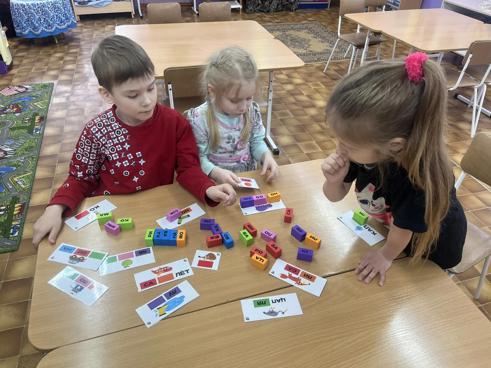 Чем же занимаются дети 5 - 6 лет на занятиях по реализации ДООП «Ступеньки к грамоте»?