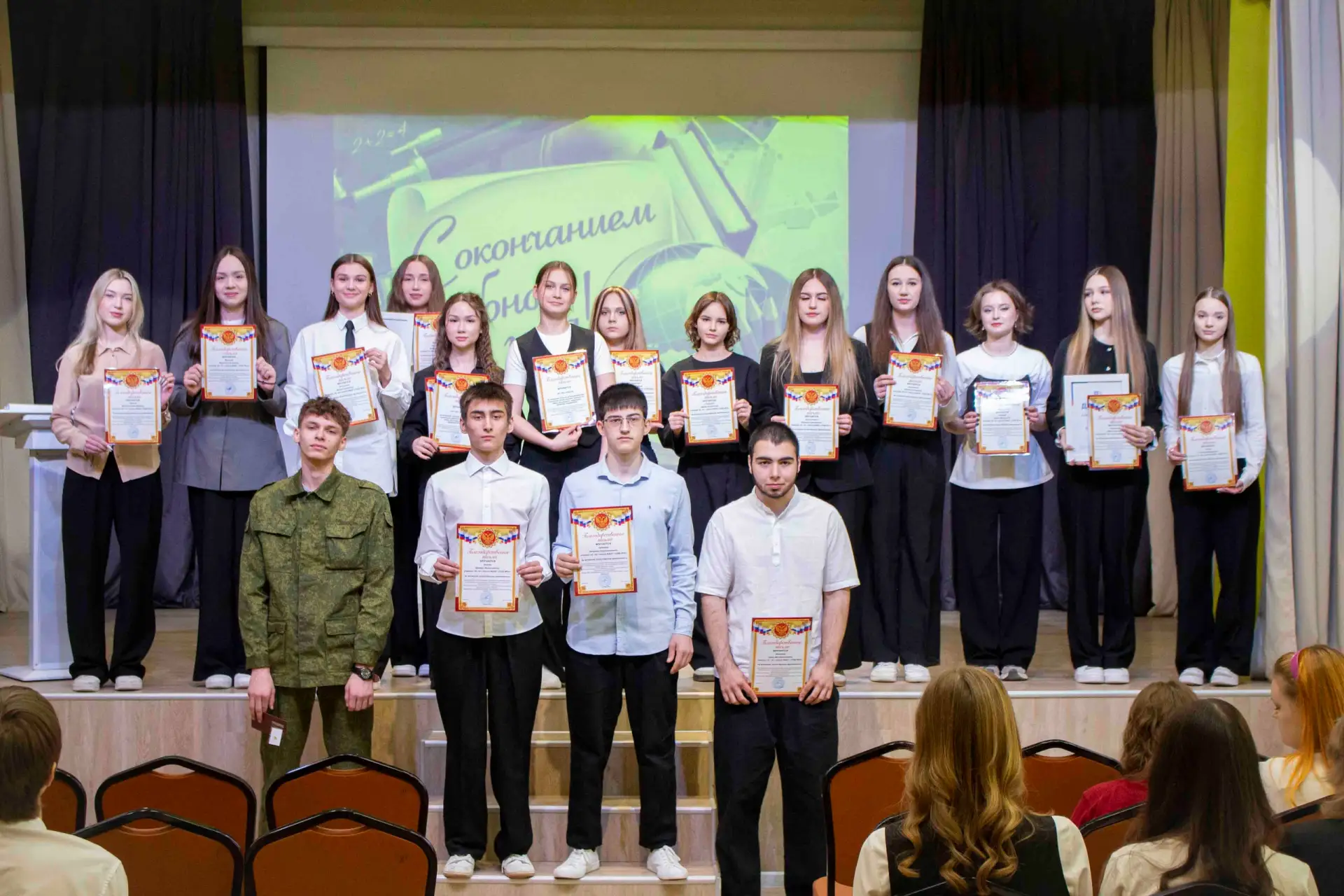 #КотУчёныйВещает
🎓 Итоги года подведены!

22 мая в нашей школе прошли торжественные линейки, посвящ