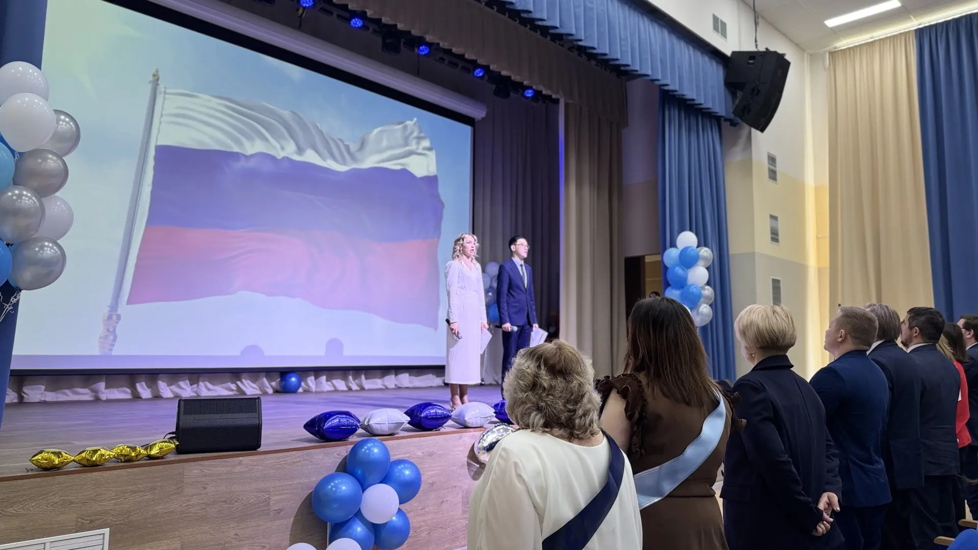 ПОСЛЕДНИЙ ЗВОНОК В ТРЕТЬЕМ КОРПУСЕ: ПРОЩАНИЕ С ДЕТСТВОМ — 11 КЛАСС 🎓✨  Сегодня прозвенел последний з