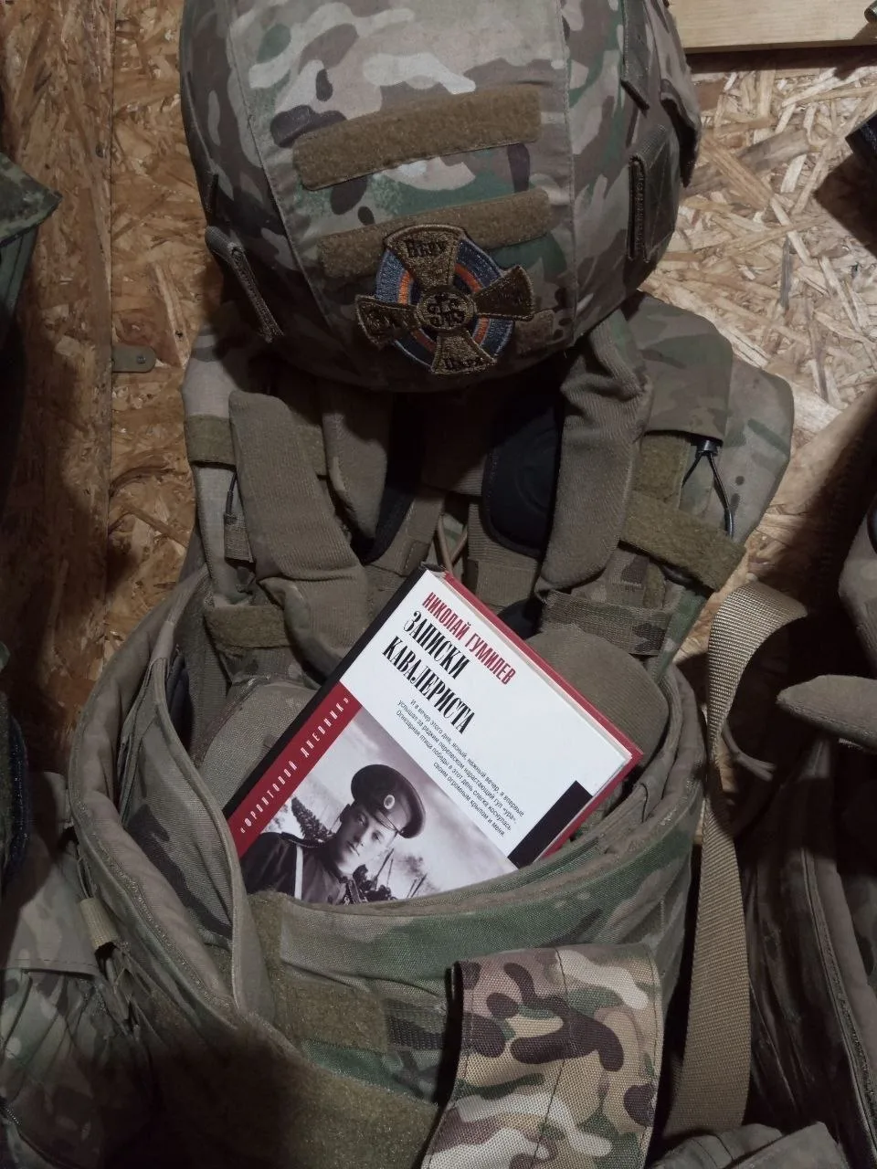 "...Песок со стены окопа сыпался нам за ворот, ноги затекали, залетавшие время от време...