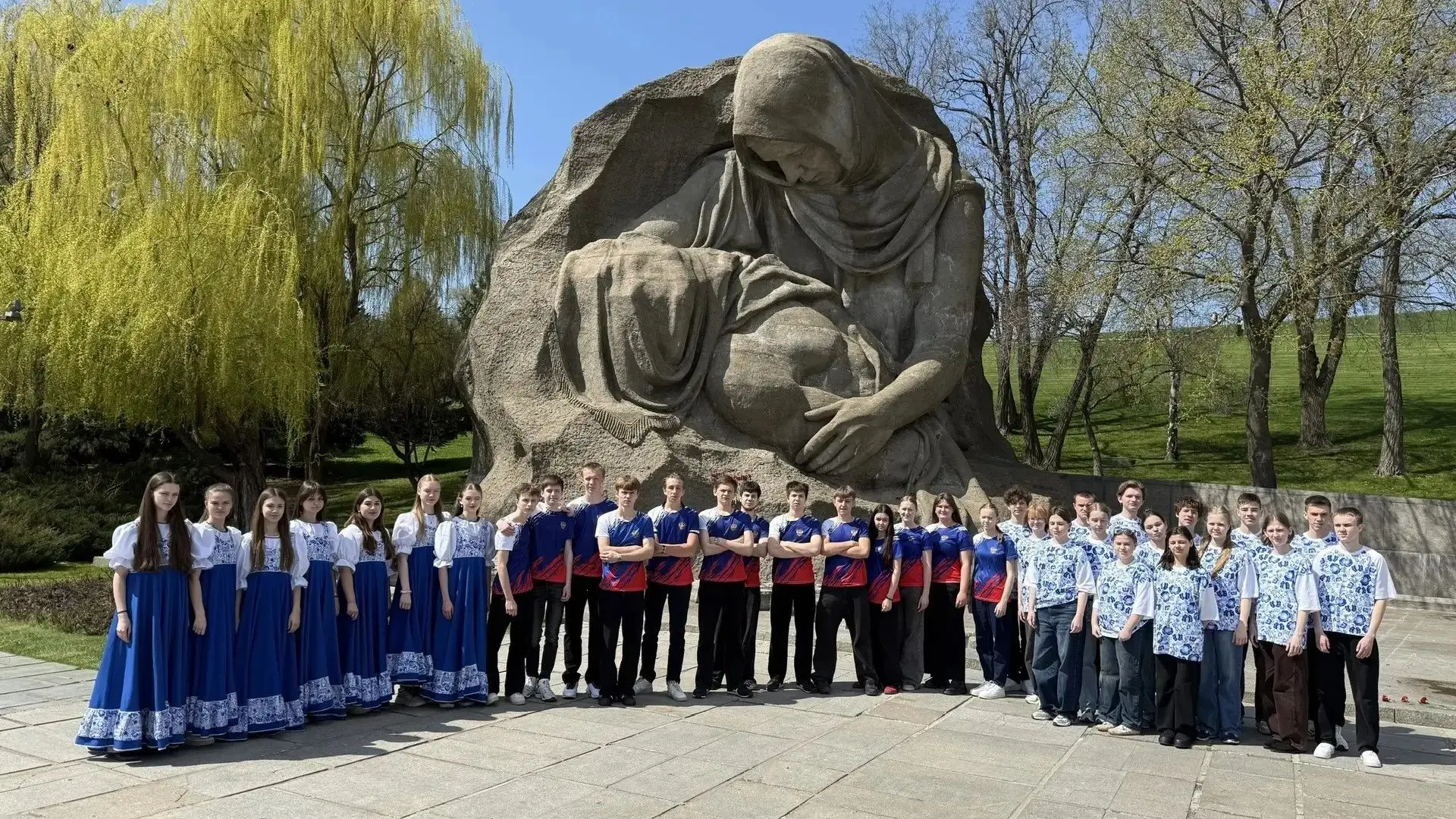 С 15 по 18 апреля ребята из 10 и 9м классов приняли участие в ХI Всероссийском проекте "Сыны и дочер