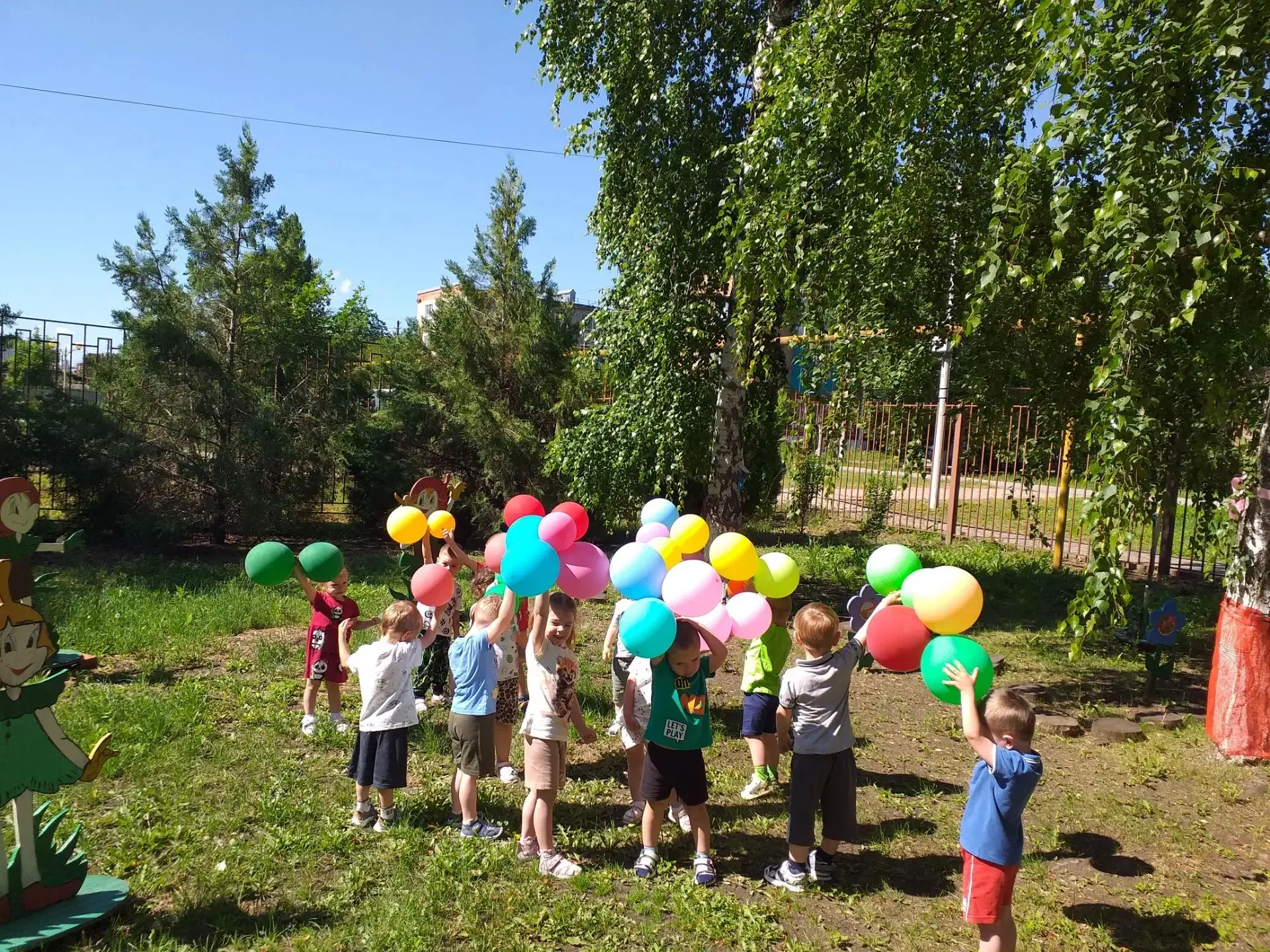 В МБДОУ 37 в средней разновозрастной группе прошел "Праздник волшебных мячей и шаров". Ребята путеше