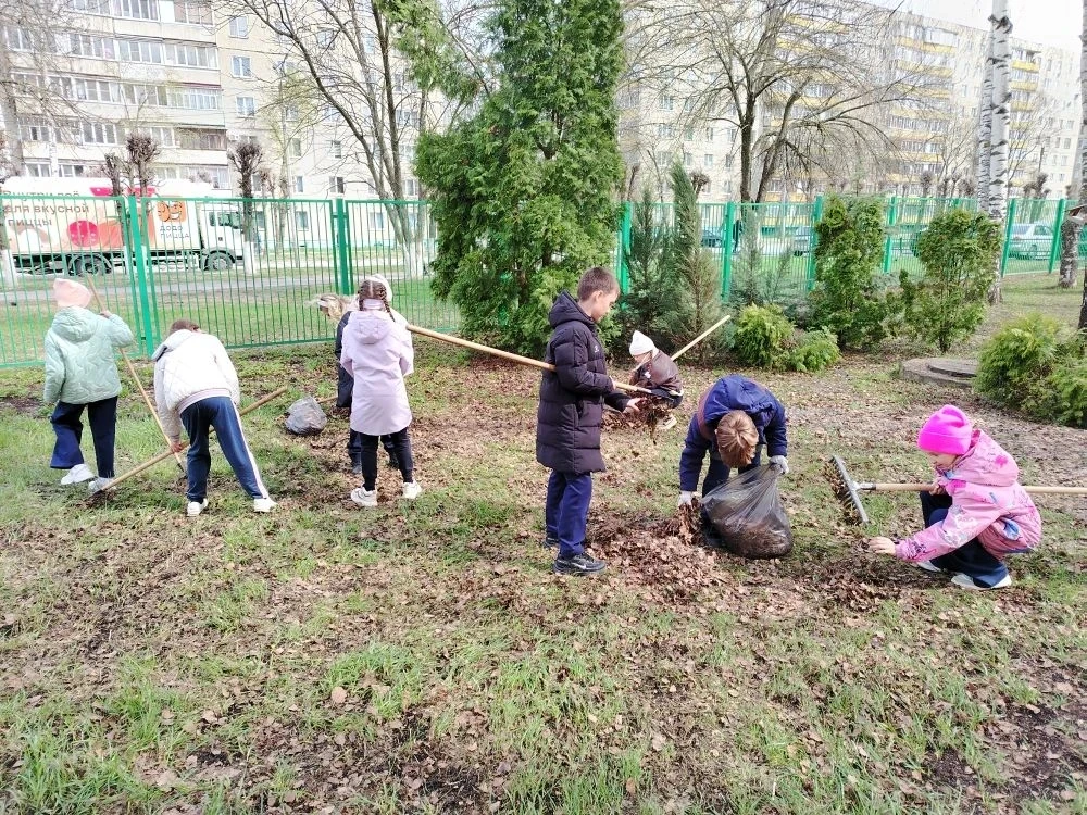 Несмотря на капризы природы и неблагоприятные погодные условия ребята из трудовой бригады, а также у