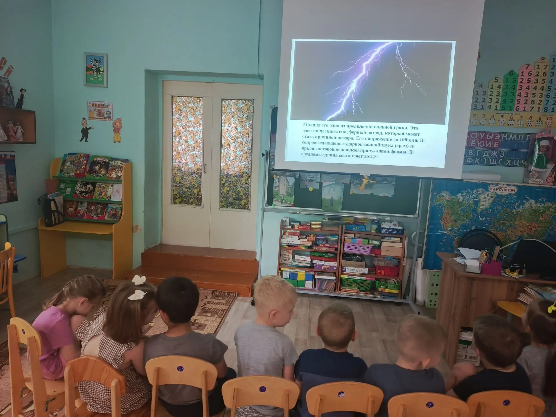 🌩️ Осторожно, гроза! 
С дошкольниками 👧👦 прошла увлекательная беседа о том, как вести себя во вре