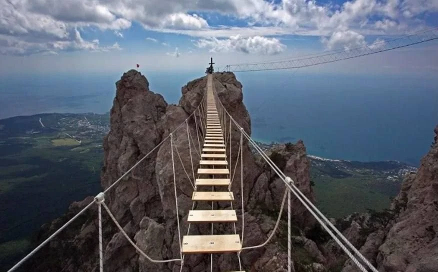 ⛰ На плато Ай-Петри вновь заработали экстремальные аттракционы.  
ㅤㅤㅤ  
Среди предлагаемых развлечен