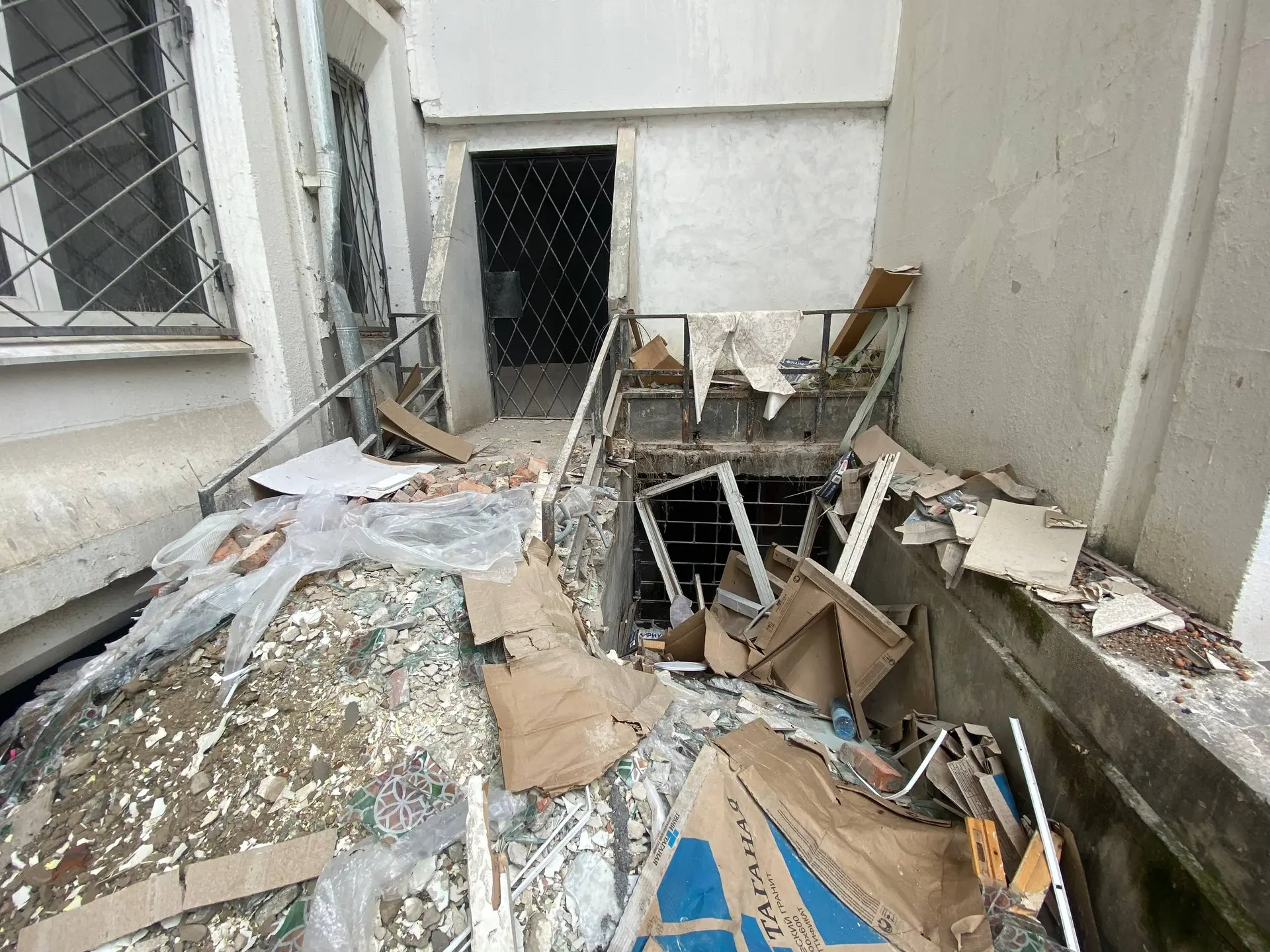 Это школа №29 в Нальчике. Фото прислали подписчики. Судя по баннеру, ремонт должны были...