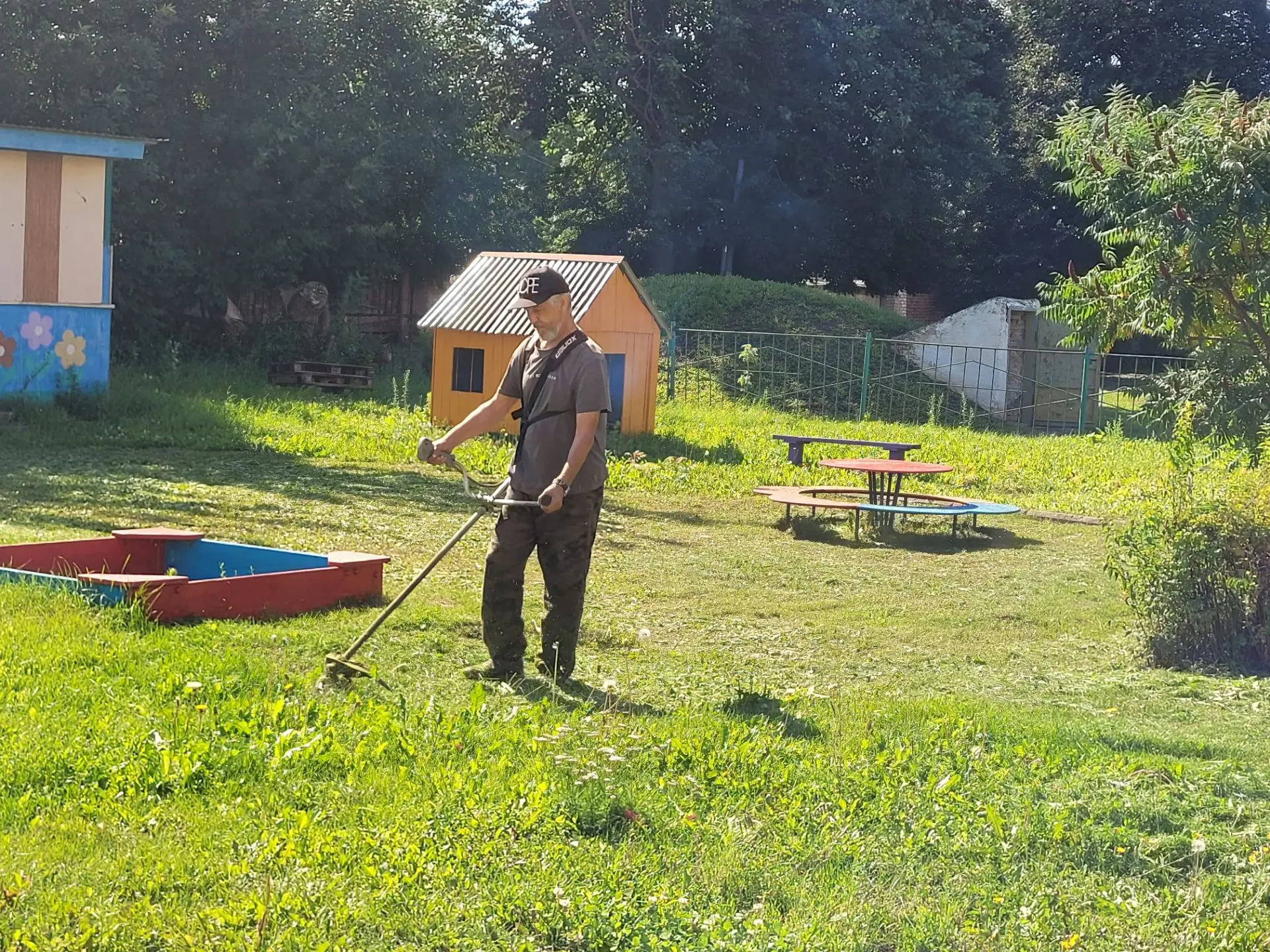 🏡 Территория нашего детского сада становится всё красивее! 🌳

    🌲Мы активно наводим порядок: ко