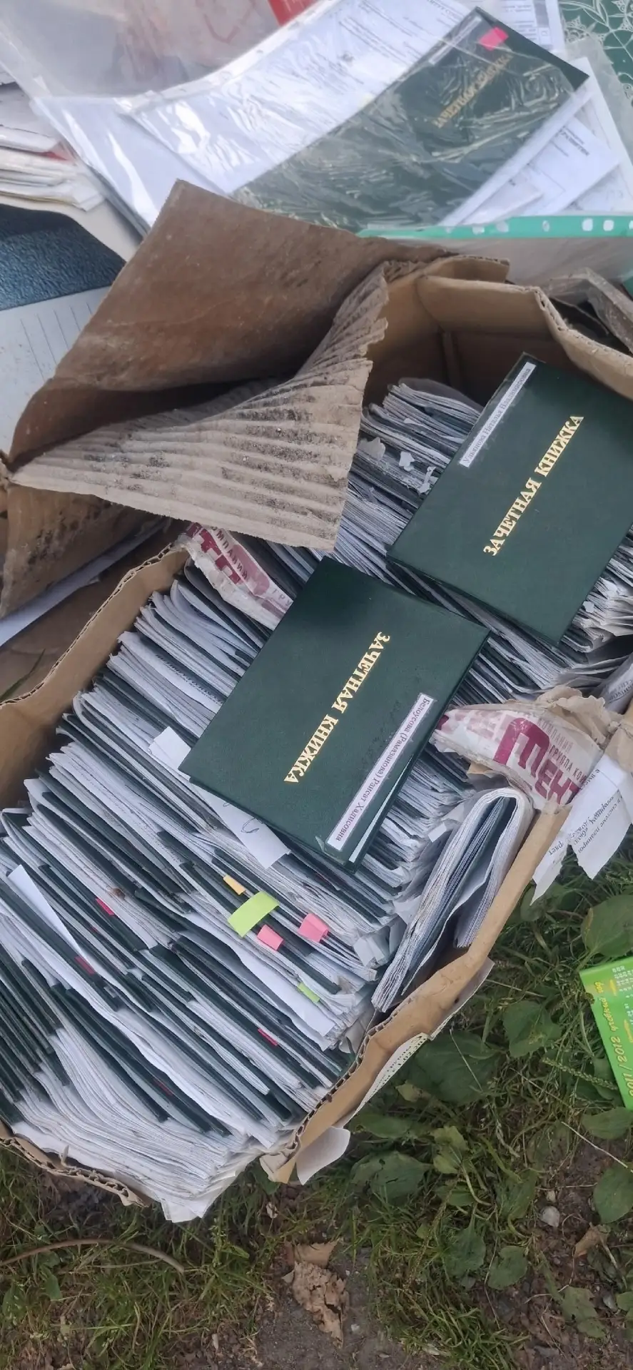 От подписчика:

Архив на помойке:
Жители двора по улице Ломоносова, дом 12, заметили, что  мусорная 