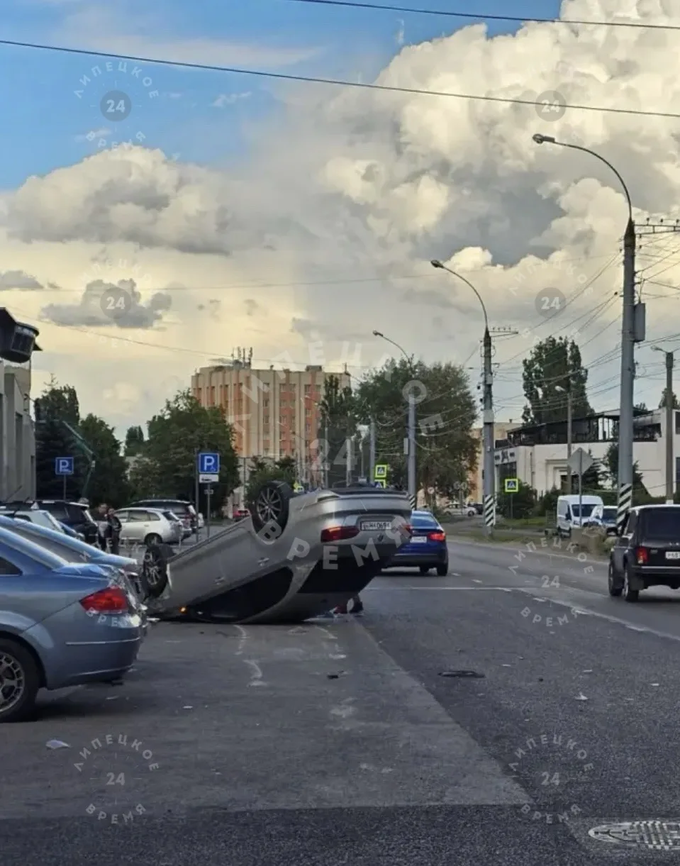 🚗 Легковушка перевернулась после столкновения