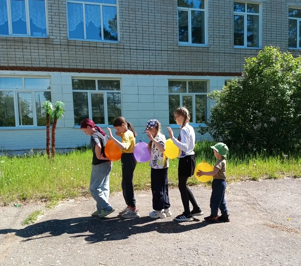 Игровой день прошёл на пришкольной площадке: "Гусеница",  " Тропинка", " Эстафета",  " ...