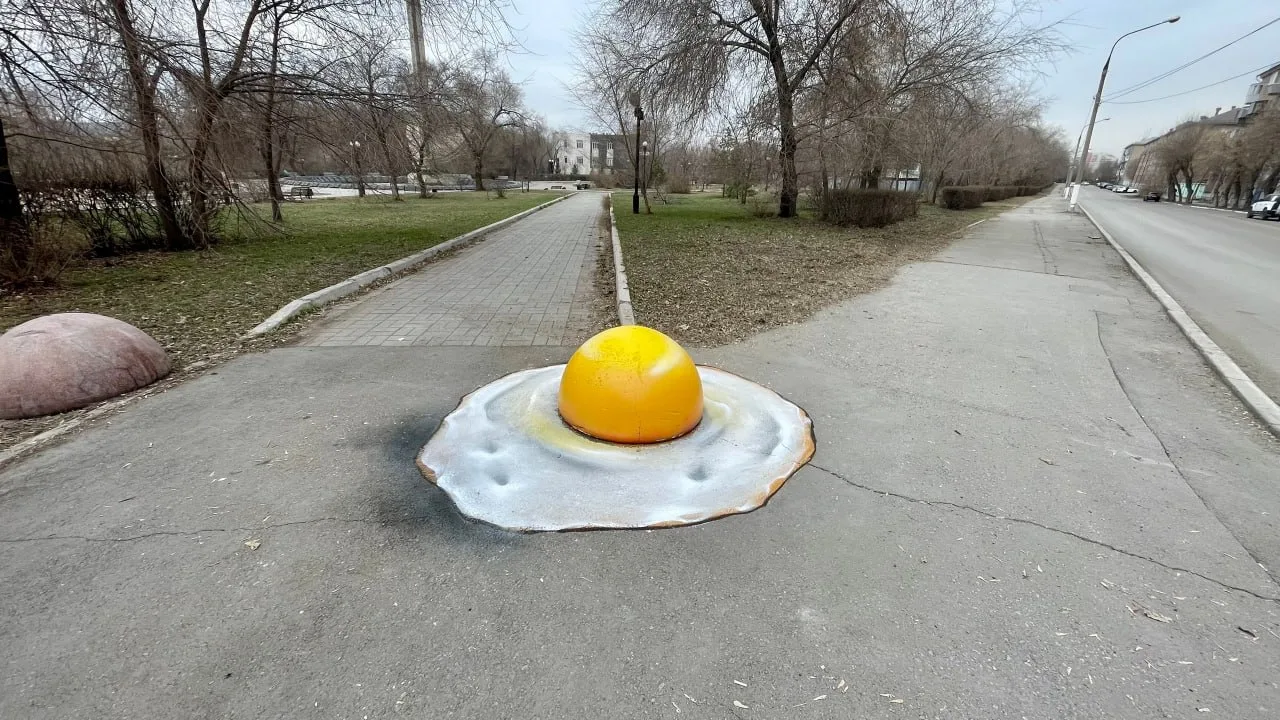 🍳 В Магнитогорске появился новый необычный арт-объект — «Глазунья»  Автором работы стал художник Мих