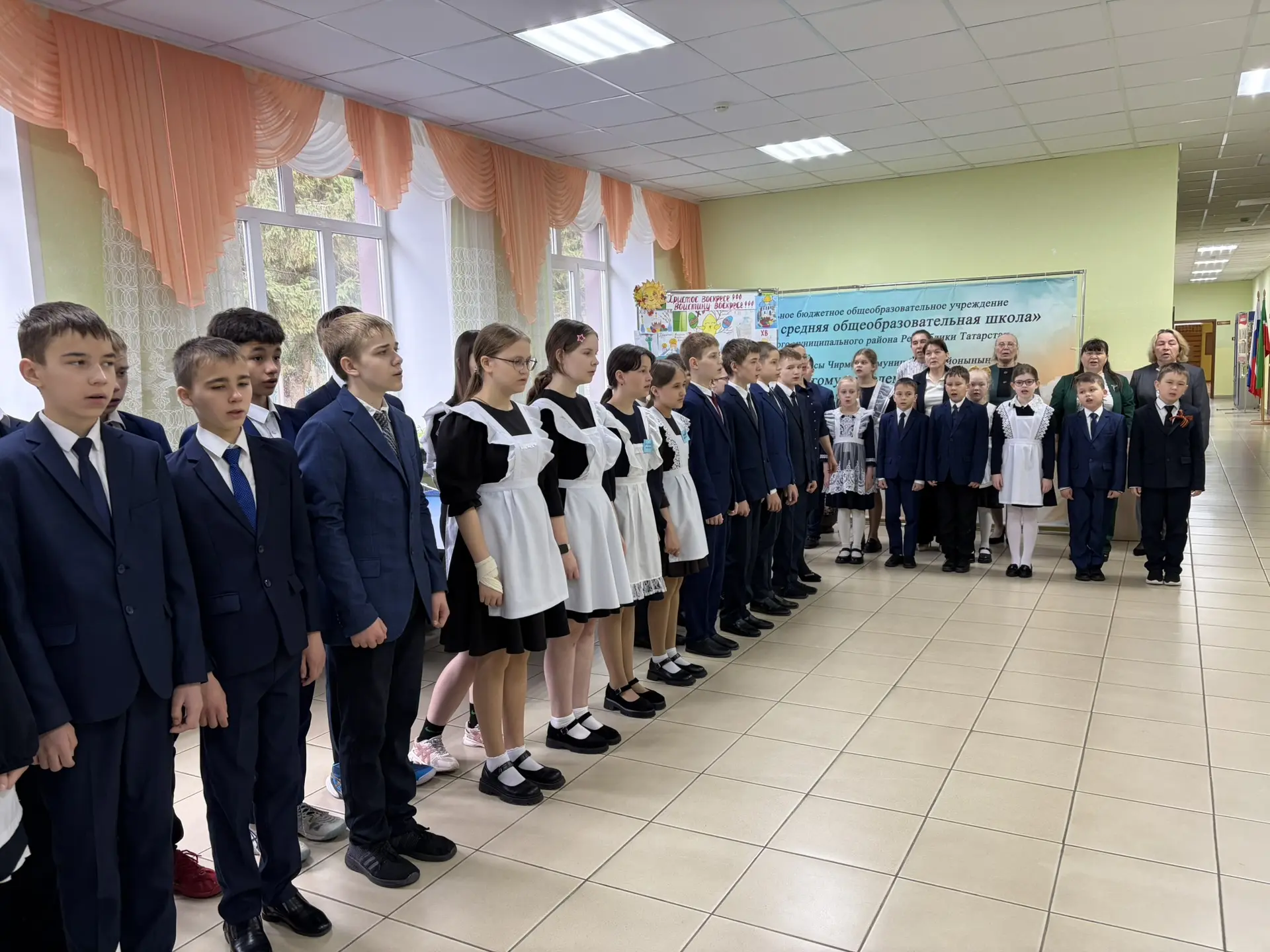 🇷🇺 Понедельник начинается с главного!

Новая учебная неделя традиционно стартовала с торжественной
