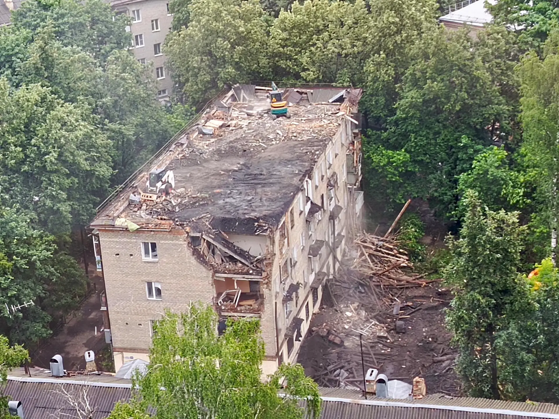 Улица Академика Каргина.
С раннего утра жителям улицы приходится терпеть шум. С пяти утра!
Именно в 
