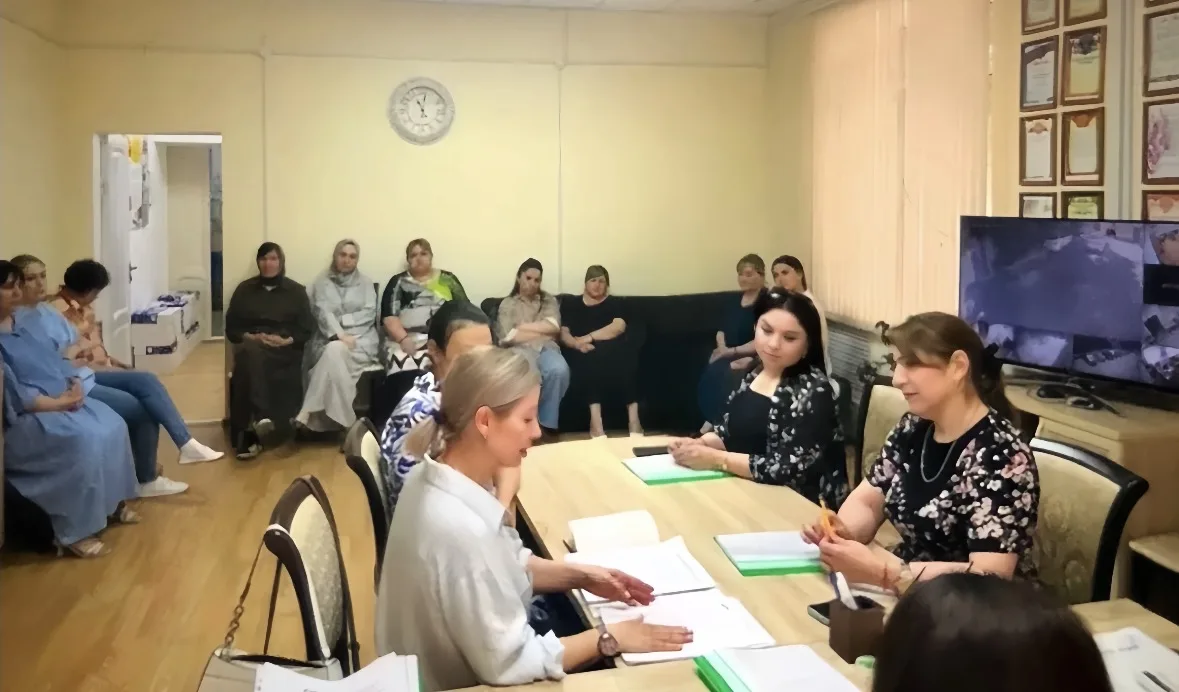 В ГБУ РД «ТКЦСОН города Кизляра и Кизлярского района» провели практический тренинг с уч...