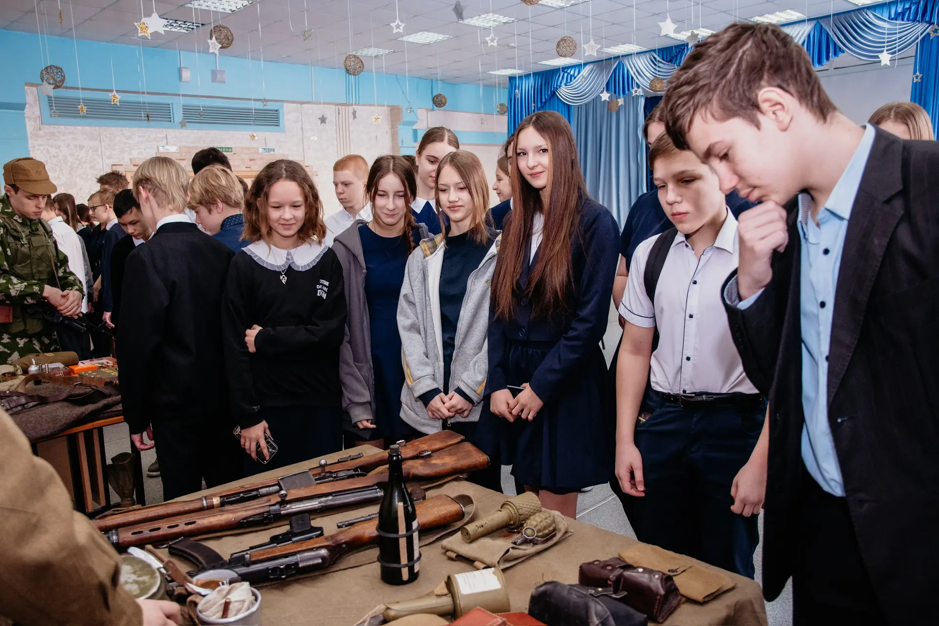 Вчера в нашей школе прошла патриотическая выставка, приуроченная к Дню Защитника Отечества. Эта выст