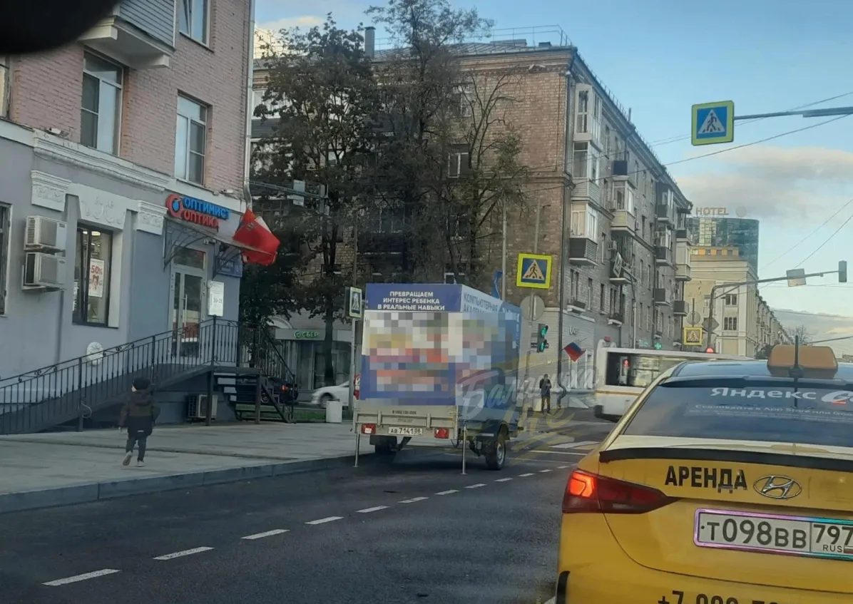 Допускается ли правилами дорожного движения стоянка отцепленного прицепа на проезжей ча...