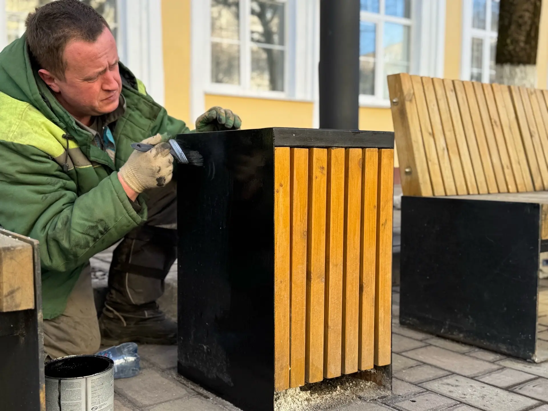 В Смоленске начался активный сезон традиционных весенних работ. Сотрудники МБУ «Зеленстрой» приводят