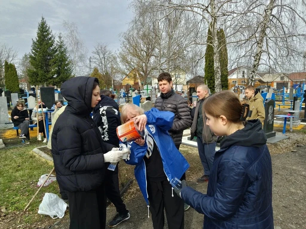 СУББОТНИК ПАМЯТИ ⭐⭐⭐⭐⭐⭐⭐⭐ Говорят, человек жив, пока о нем помнят. 🎓Ученики школы №3 доказали это де
